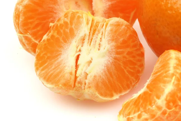 Bucăți dintr-o mandarină decojită — Fotografie, imagine de stoc