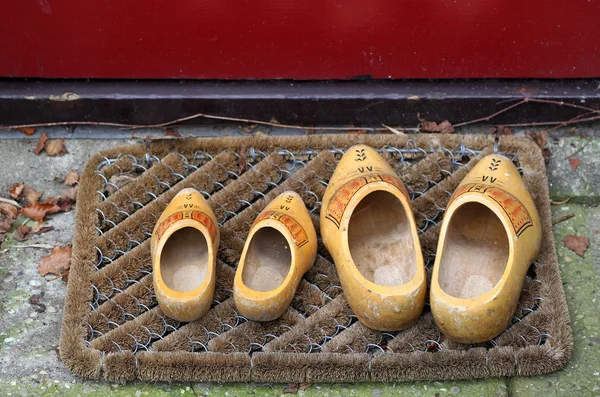 Par de zapatos de madera amarillos holandeses tradicionales fuera de una casa — Foto de Stock