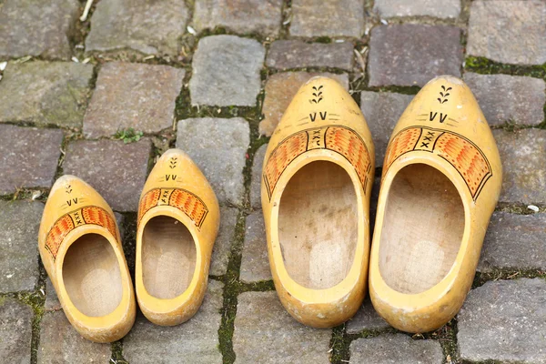 전통적인 네덜란드의 쌍 노란 나무 신발 — 스톡 사진