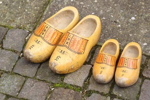 Par de sapatos tradicionais de madeira amarela holandesa — Fotografia de Stock