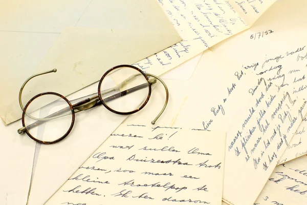 いくつかの古い手紙の古い眼鏡のペア — ストック写真