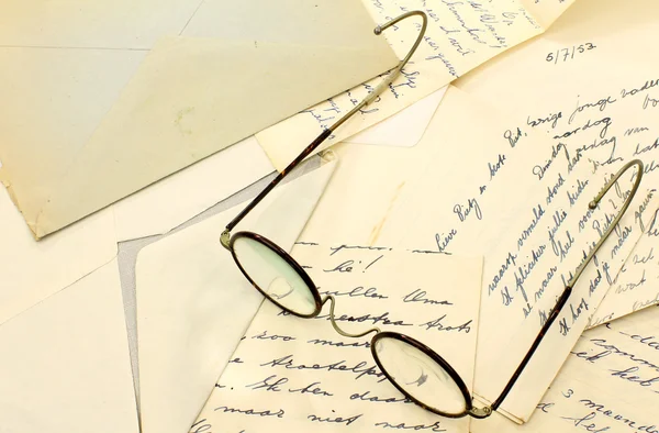 一副旧眼镜上一些旧的信件 — 图库照片