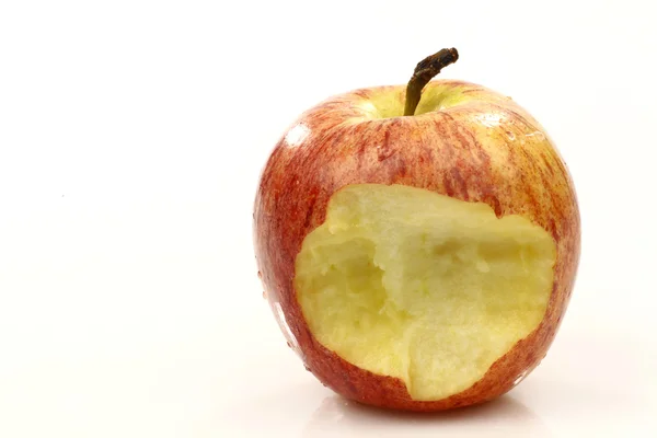 Частично съеденное яблоко — стоковое фото