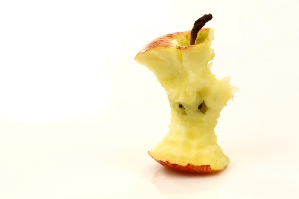 部分的に食べるリンゴ — ストック写真