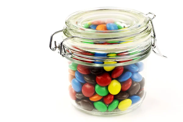 Bir cam kavanoza renkli tatlılar — Stok fotoğraf