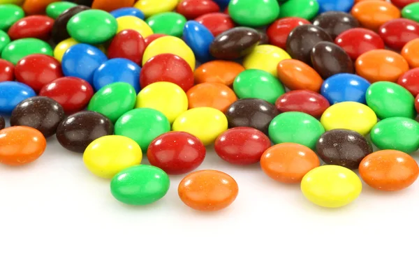 Kleurrijke geassorteerde snoep op een witte achtergrond — Stockfoto