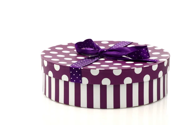 Ronde paarse en witte geschenkdoos — Stockfoto