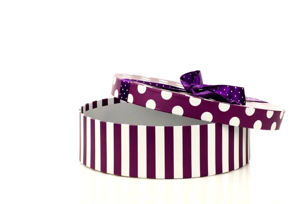 Круглый фиолетовый и белый подарочные коробки — стоковое фото