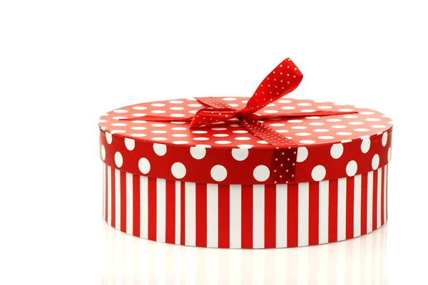 Scatola regalo rotonda rossa e bianca — Foto Stock
