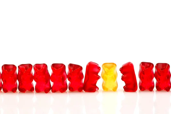 Wiersz czerwony gummy niedźwiedzie i jeden żółty — Zdjęcie stockowe