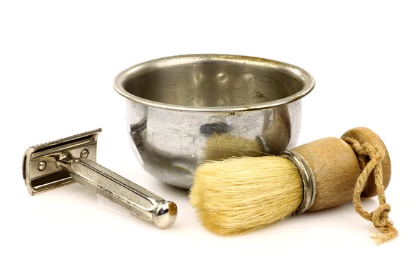 Escova de barbeiro vintage com tigela de barbear metal e navalha — Fotografia de Stock