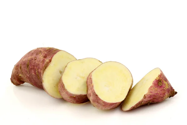 Одна нарізана солодка картопля — стокове фото