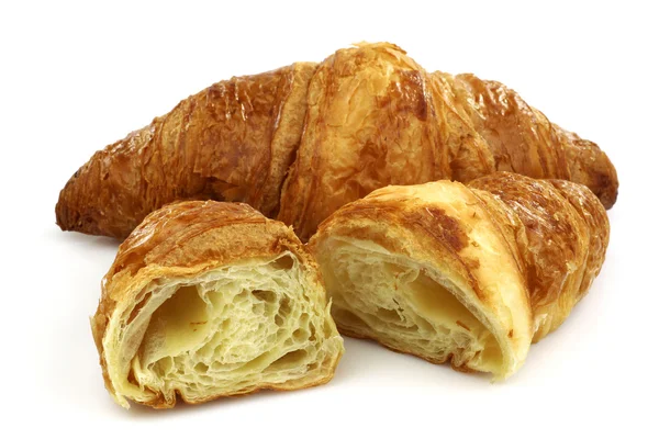 Nybakat croissant och två halvor — Stockfoto