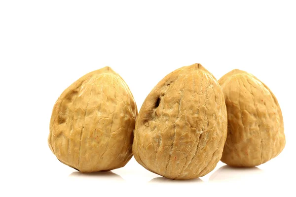 Drie smakelijke walnoten — Stockfoto