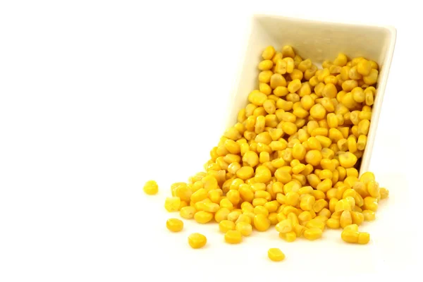 Mazzo di chicchi freschi di mais dolce provenienti da una ciotola bianca — Foto Stock