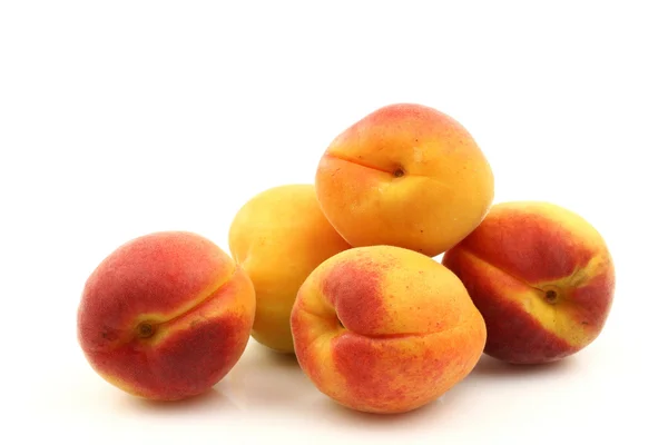 Färska färgglada aprikoser — Stockfoto