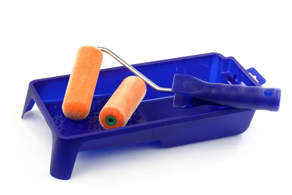 Blauwe plastic verf pan en een verfroller — Stockfoto