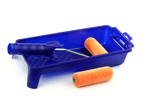 Blauwe plastic verf pan en een verfroller — Stockfoto