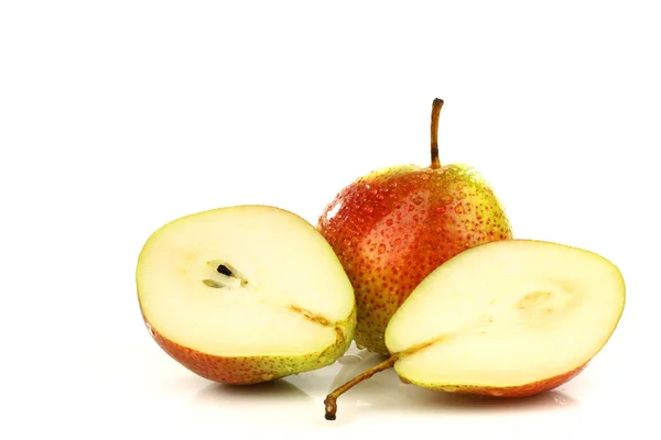 Una pera fresca rossa e gialla e due metà — Foto Stock