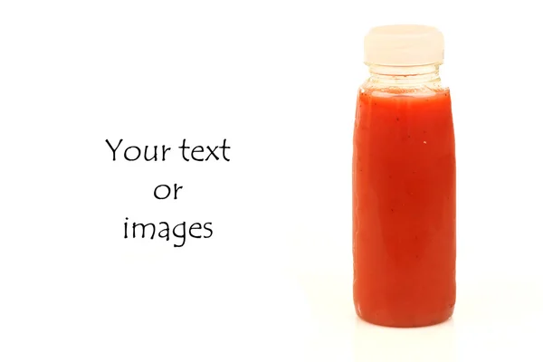 Butelka czerwony świeżych owoców sok z miejsca na tekst lub obrazy — Zdjęcie stockowe