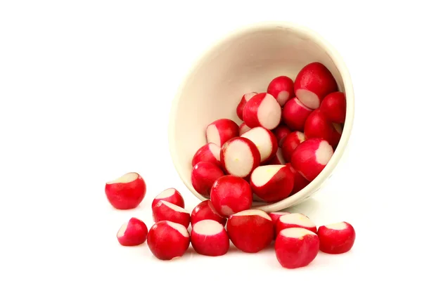 Rote Radieschen in einer weißen Keramikschüssel zubereitet — Stockfoto