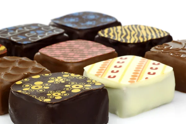 Verschiedene dekorierte Luxus-Schokoladenbonbons — Stockfoto