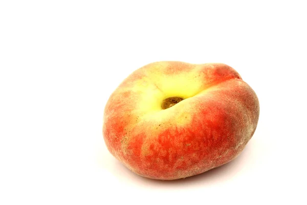 Pêssego liso colorido fresco (pêssego de donut ) — Fotografia de Stock