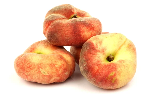 Färska färgglada platta persikor (donut persikor) — Stockfoto
