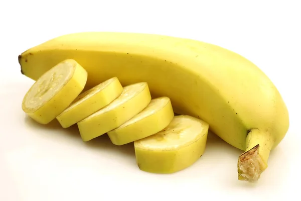 Jeden celý banán a některé kusy — Stock fotografie