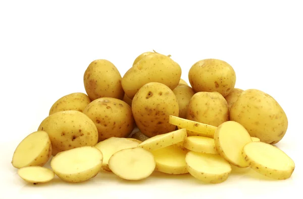 Bund kleine Kartoffeln und in Scheiben geschnittene Kartoffeln — Stockfoto