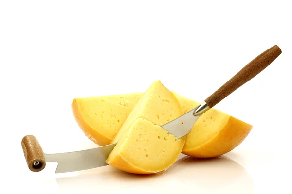 Μαχαίρι τυριού με κάποια κομμάτια κομμένα ολλανδικό τυρί Ένταμ — Φωτογραφία Αρχείου