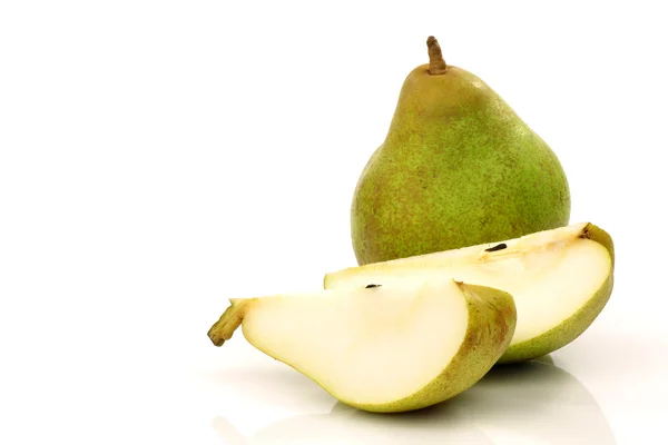 En hela päron och några bitar — Stockfoto