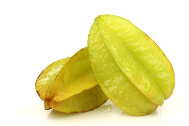 İki bütün carambola'nın (Averrhoa carambola)