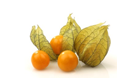 Physalis meyve (Physalis peruviana) ve soyulmuş olanlar