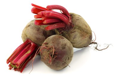 yeşillik bir parçası ile üç beetroots