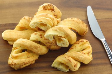 lezzetli peynir kasırgalar parlak bir bıçak ile