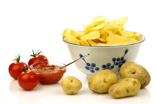 Zdobené mísy s čerstvým bramborové lupínky a pár ingrediencí a omáčkou — Stock fotografie