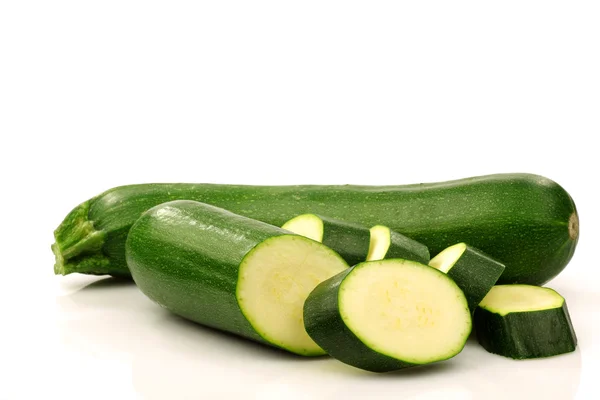 Eine ganze und eine geschnittene Zucchini — Stockfoto