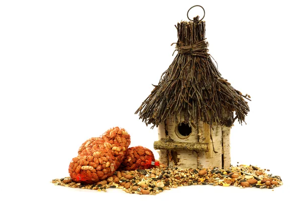 Птичий дом с кормом для птиц — стоковое фото