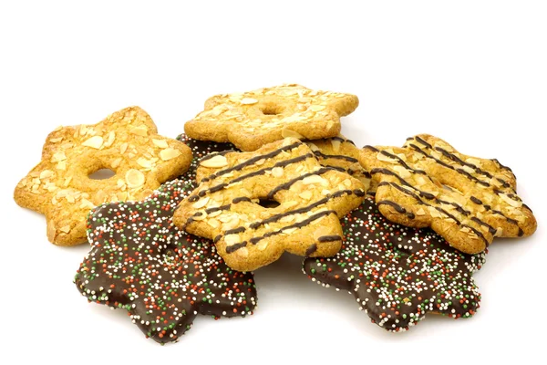 Bando de biscoitos de amêndoa de Natal coloridos misturados com chocolate e polvilhas — Fotografia de Stock