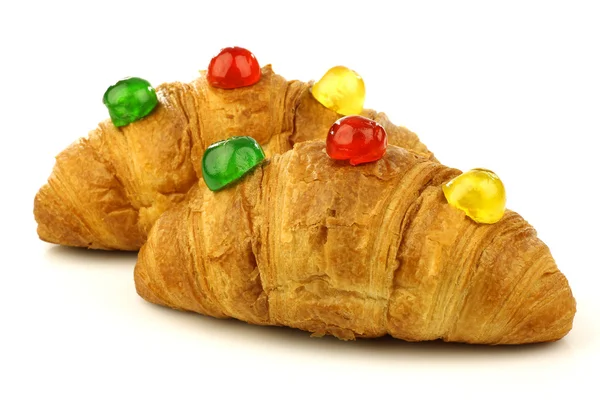 Nybakade croissanter bröd med färgglada konserverade frukter — Stockfoto