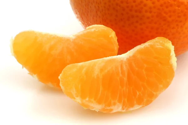 O mandarină întreagă şi două felii — Fotografie, imagine de stoc