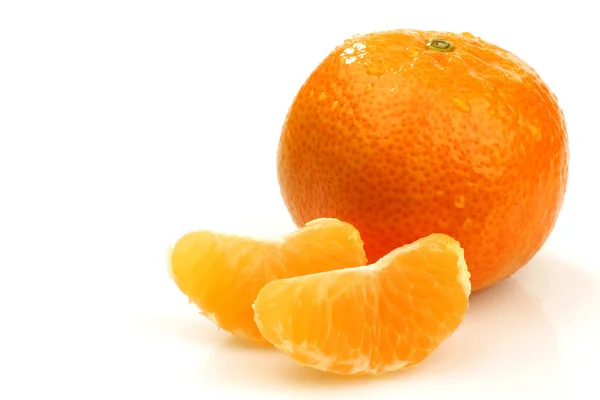 Eine ganze Mandarine und zwei Scheiben — Stockfoto