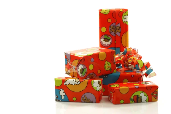 Bunt gestapelte "Sinterklaas & q uot; Geschenke — Stockfoto