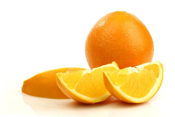 Uma laranja inteira e algumas peças — Fotografia de Stock