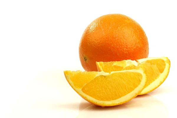 A whole orange and some pieces — Stock Photo, Image