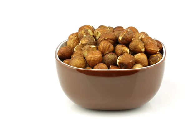 Massa färska hasselnötter i en brun skål — Stockfoto