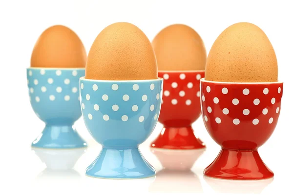 Kleurrijke en ingericht blauwe en witte en rode en witte Eier-dopjes met eieren — Stockfoto