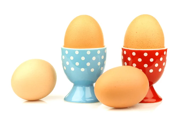 Šálky barevné a zdobené modré a bílé a červené a bílé vejce, s vejci — Stock fotografie