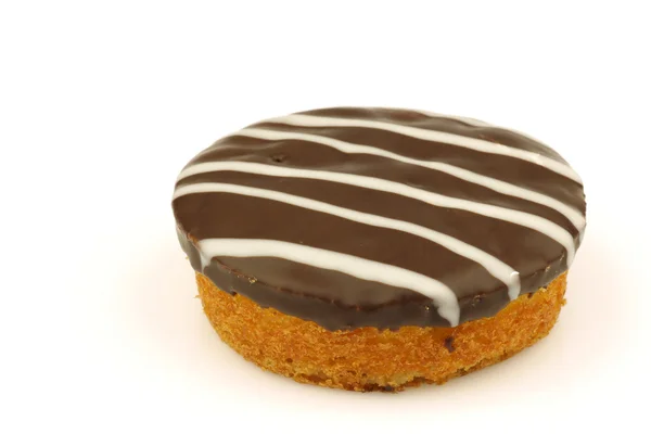 Un pastel dulce cubierto de chocolate oscuro y blanco —  Fotos de Stock